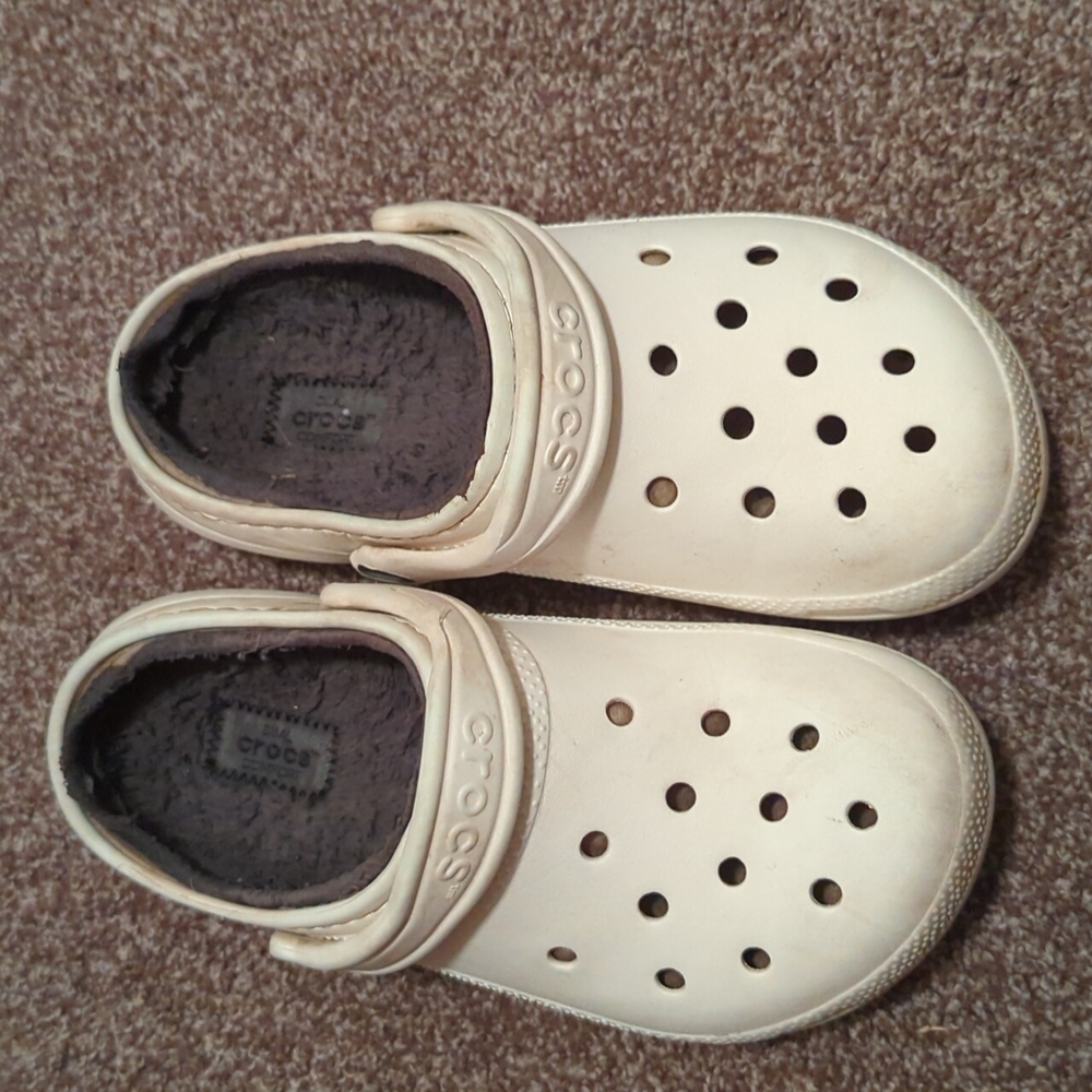 White fur Crocs